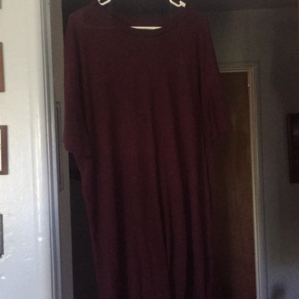 Men’s burgundy short sleeve shirt long in length